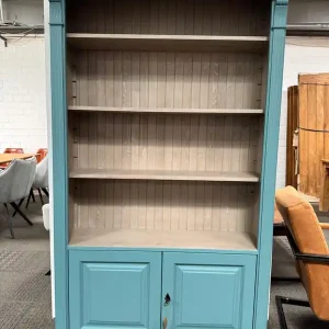 Angebot Bücherregal mit 2 Türen und Regalfläche - Landhaus Regal hellblau