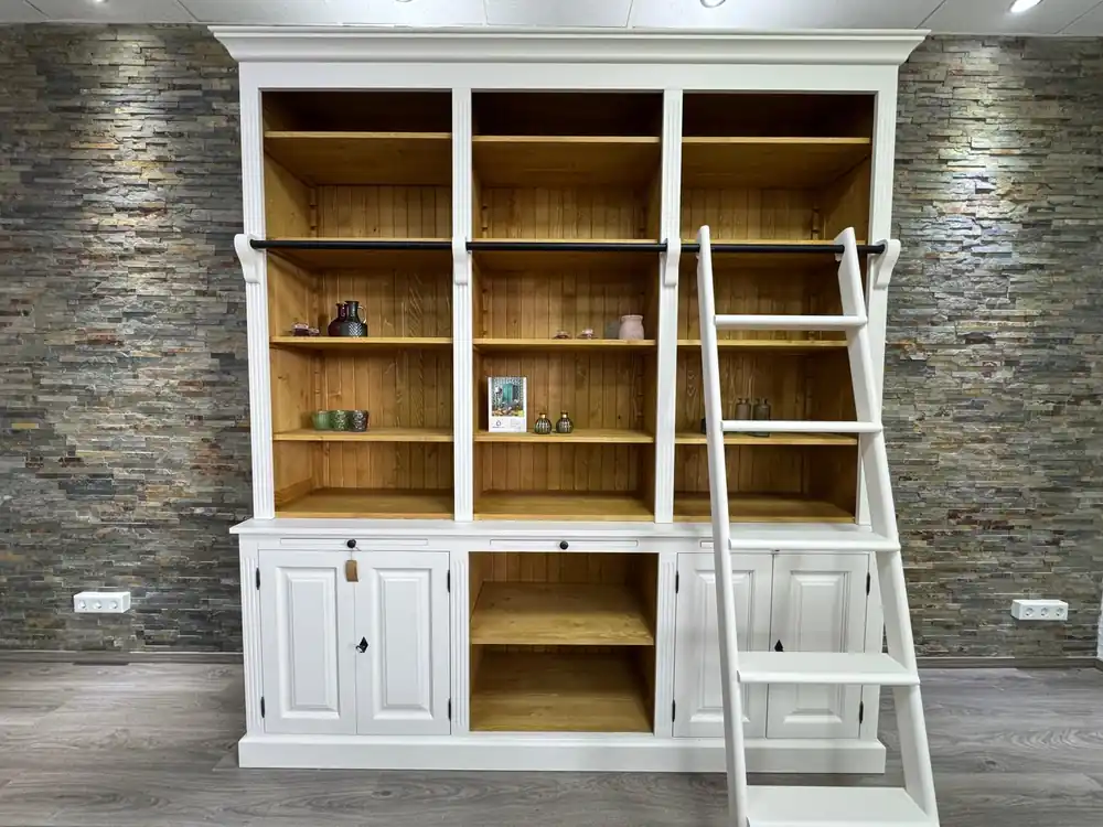 Landhaus Bücherschrank aus Massivholz mit Leiter – individuell & langlebig Preisreduziert
