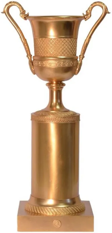 Casa Padrino Barock Bronze Deko Vase mit Sockel Bronzefarben 21,4 x 14,5 x H. 41,9 cm - Pokal - Trophäe - Wohnzimmer Dekoration Direktkauf