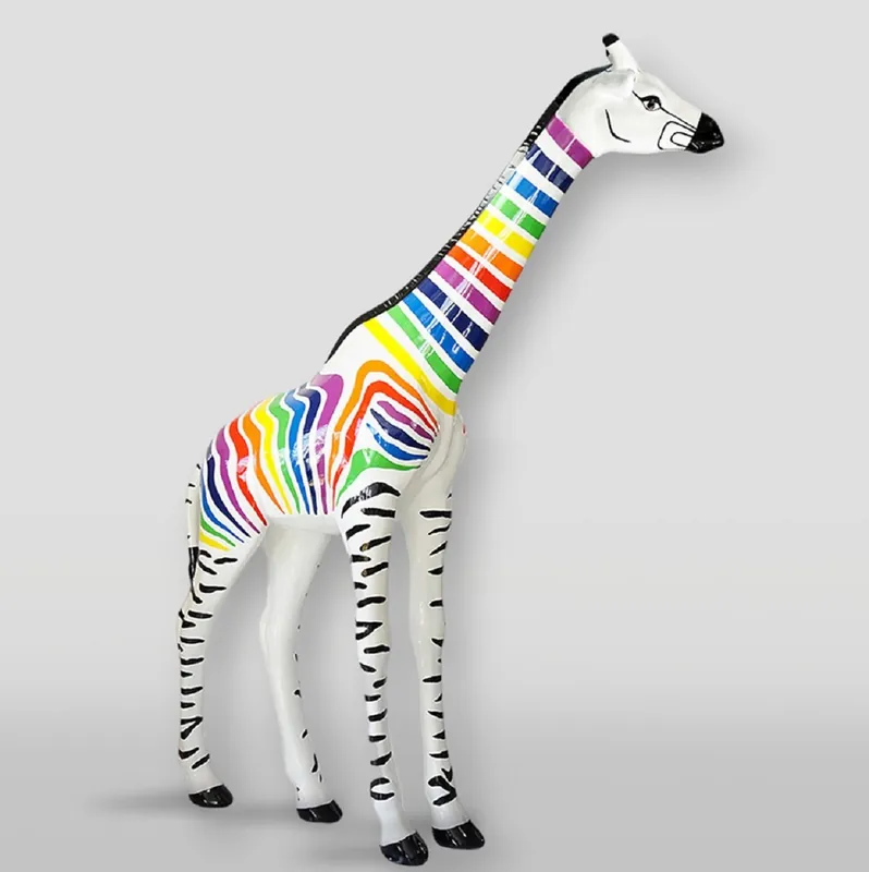 Casa Padrino XXL Deko Skulptur Giraffe mit Streifen Weiß / Bunt H. 320 cm - Riesige Garten Deko Figur Super-Preis