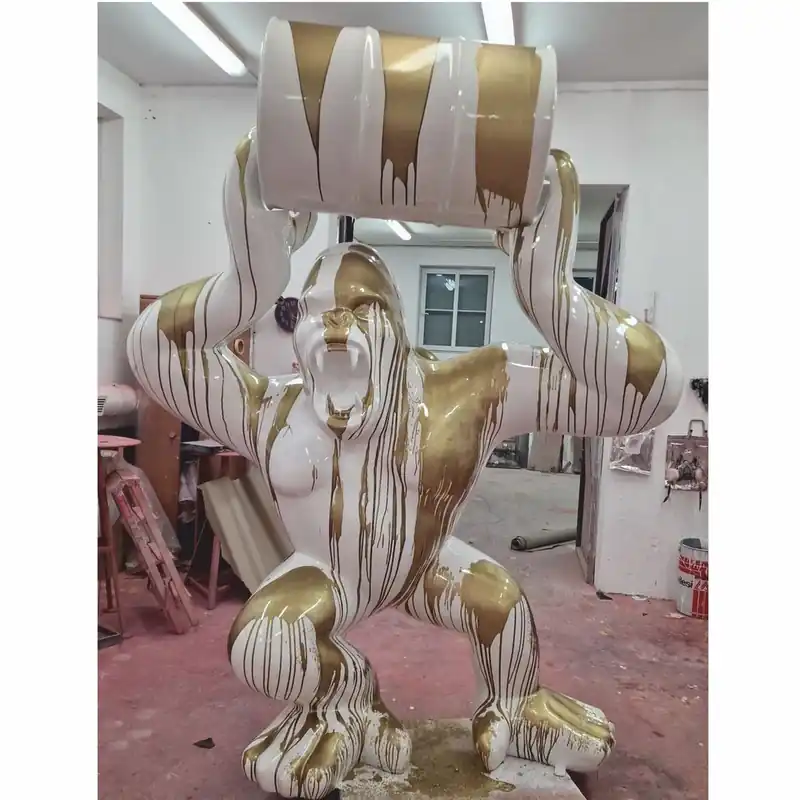 Casa Padrino XXL Skulptur Gorilla Affe mit Fass Weiß / Gold H. 250 cm - Garten Deko Direkt Vom Hersteller