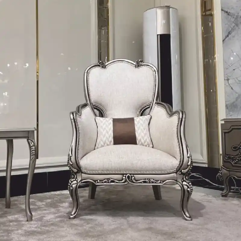 Neue Ware Casa Padrino Luxus Barock Wohnzimmer Sessel mit Kissen Creme / Silber - Barock Möbel