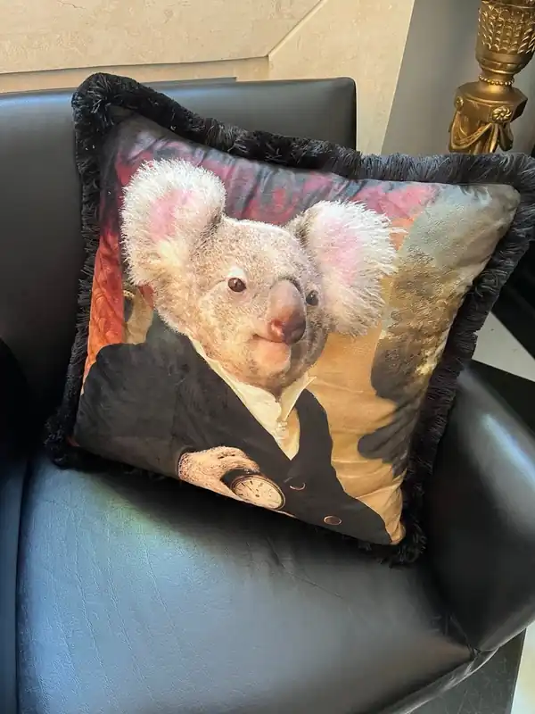 Highlight Casa Padrino Designer-Kissen "Gentleman Koala" – Barock trifft Humor in luxuriösem Stil **EB**