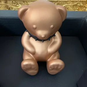 Garantierte Lieferung Casa Padrino Dekofigur Teddybär Gold 31 cm – Skulptur mit schwarzem Halsband **EB**