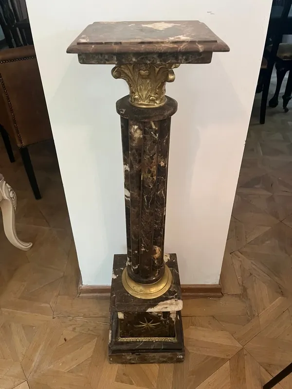 Highlight Casa Padrino Marmorsäule Braun Gold – Klassische Säule mit Messingdekor Antikstil **EB**