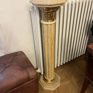 Klassische Marmorsäule mit goldfarbenem Messingkapitell – 112 cm Höhe *EB** Versand Am Gleichen Tag
