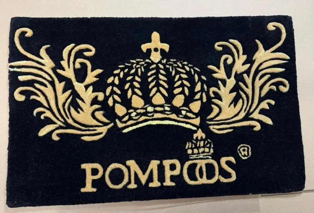 Pompöös by Casa Padrino Fußmatte Krone von Harald Glööckler Schwarz / Gold 80 x 50 cm Abverkauf
