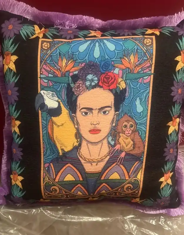 Sonderangebot Frida Kahlo by Casa Padrino Luxus Deko Kissen Schwarz / Bunt / Lila 50 cm