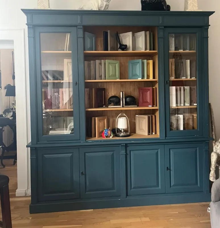 Casa Padrino Landhausstil Bücherschrank Blau / Naturfarben 223 x H. 228 cm - Landhausstil Möbel Letzte Chance