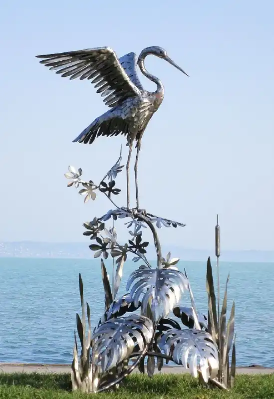 Casa Padrino luxury stainless steel garden sculpture heron on branch silver 103 x 108 x H. 218 cm - Handmade garden decoration figure - Luxury garden decoration Günstig