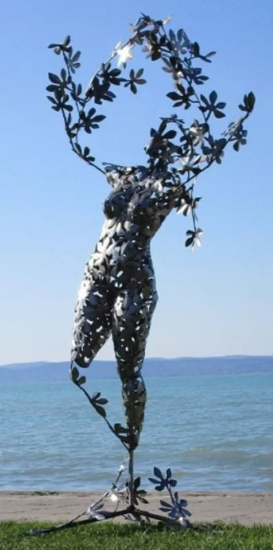 Mega-Angebot Casa Padrino designer garden decoration sculpture woman silver 137 x 110 x H. 255 cm - Giant garden figure - Luxury garden decoration