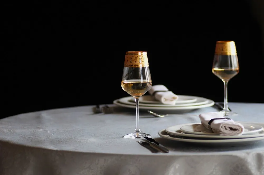 Casa Padrino luxury baroque white wine glass set of 6 gold Ø 8 x H. 21.5 cm - Handmade and hand engraved wine glasses - Hotel & Restaurant Accessories - Luxury Quality Expressversand