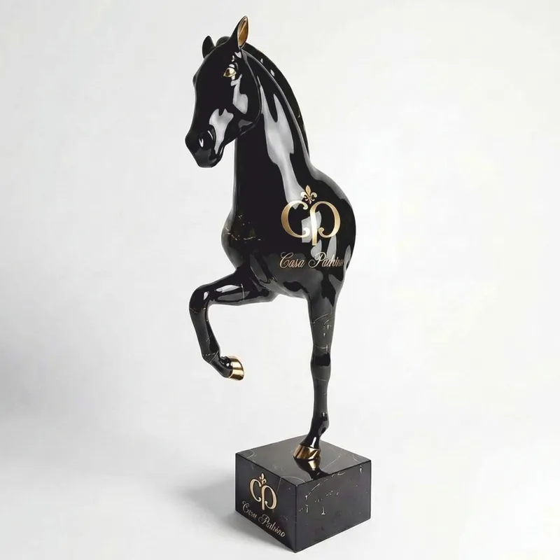 Casa Padrino XXL Deko Skulptur Pferd auf Sockel Schwarz / Gold H. 255 cm - XXL Deko Figur CPB Geprüft