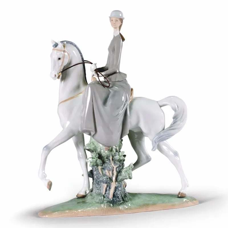 Neuheit Casa Padrino Luxus Deko Porzellan Skulptur Frau auf Pferd H. 45 cm - Handgefertigt
