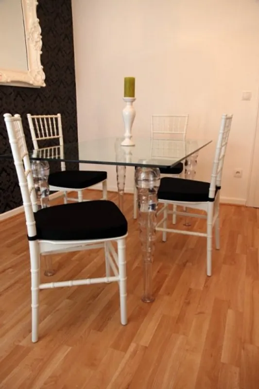 Sonderangebot Designer Acrylic Dining Set White / Black - Ghost Chair Table - polycarbonate furniture - a table and 4 chairs - Casa Padrino designer furniture