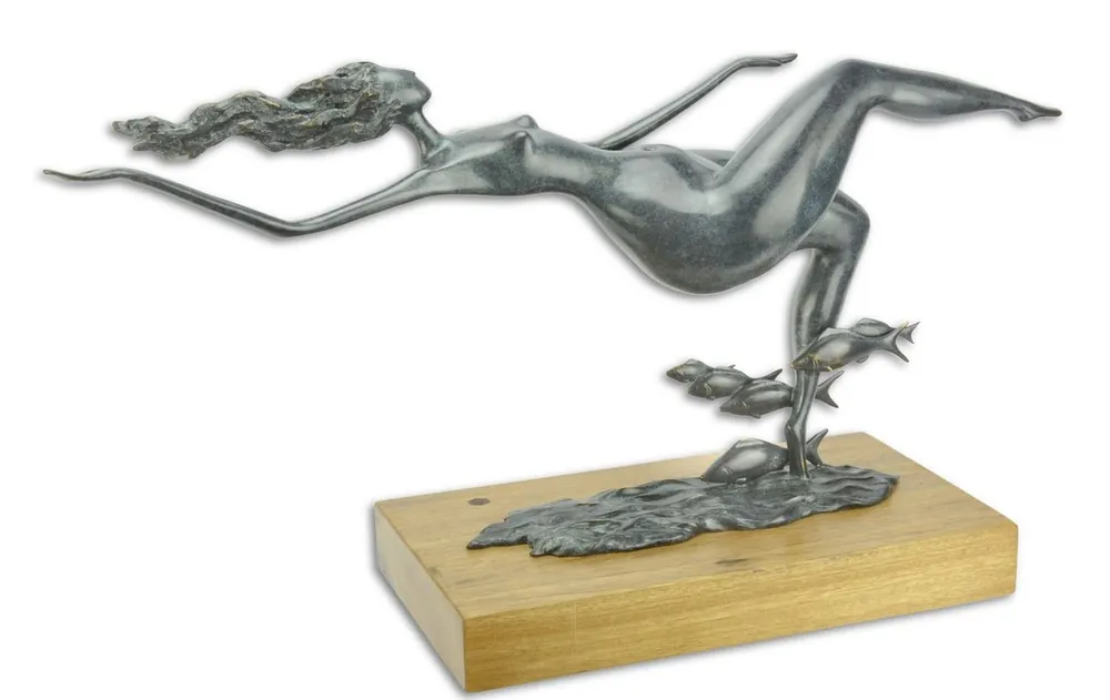 Casa Padrino figurine en bronze de designer femme flottante avec poisson bleu / or / naturel 67 x 20,8 x H. 35,6 cm - Sculpture en Bronze de Décoration de Luxe avec Socle en Bois Preiswert