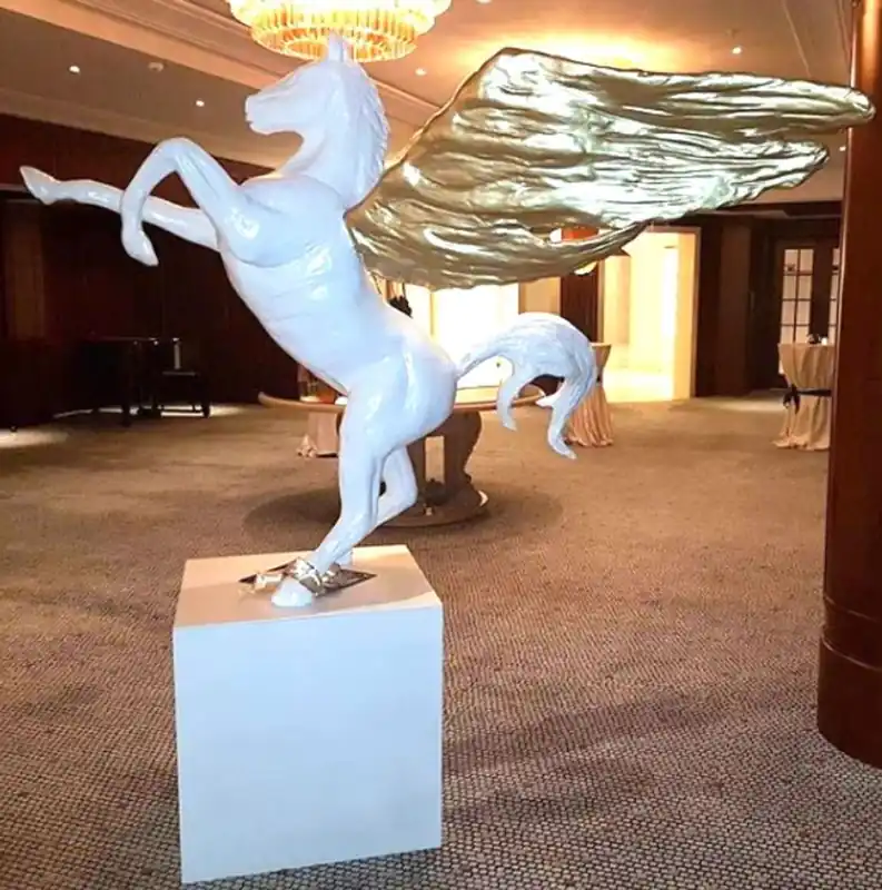 Top-Preis Casa Padrino Figurine Décorative De Luxe Cheval Pégase Blanc / Or 192 x H. 200 cm - Sculpture De Décoration De Jardin Résistant Aux Intempéries - Décoration Hôtel & Restaurant