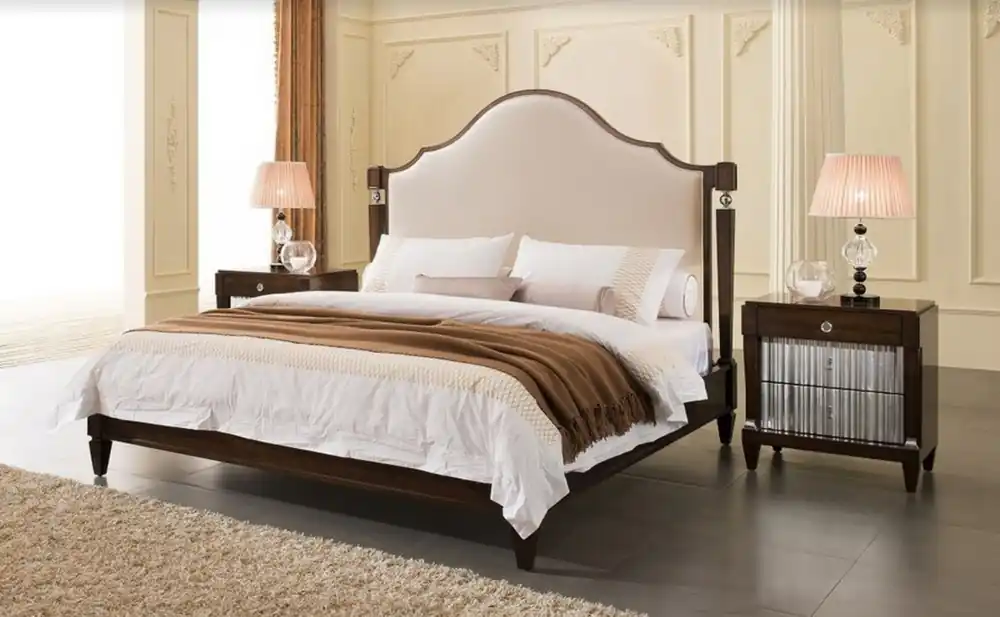 Casa Padrino lit double néoclassique beige clair / marron foncé / argent 193 x 218 x H. 168 cm - Lit en bois massif avec tête de lit et tissu velours fin - Meubles de chambre de style néoclassique Schnäppchen