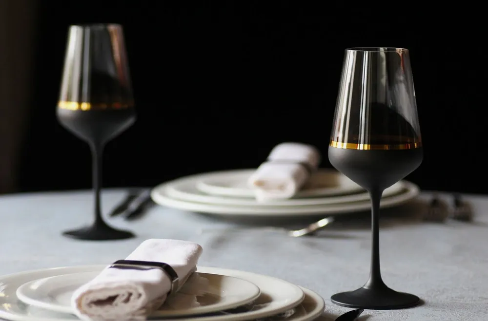 Casa Padrino ensemble de 6 verres à vin rouge de luxe noir / or Ø 8,5 x H. 24 cm - Verres à vin faits et peints à la main - Accessoires pour Hôtels et Restaurants - Qualité de Luxe Meistverkauft