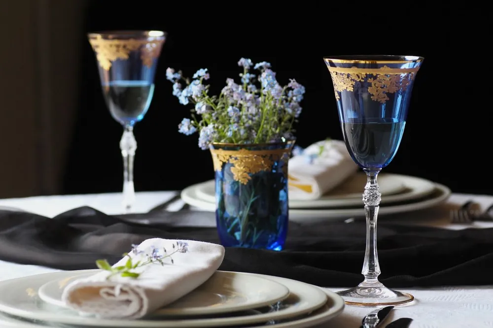 Casa Padrino ensemble de 6 verres à vin baroque de luxe bleu clair / or Ø 9 x H. 21,5 cm - Verres à vin faits et gravé et peints à la main - Accessoires pour Hôtels et Restaurants - Qualité de Luxe Must-Have