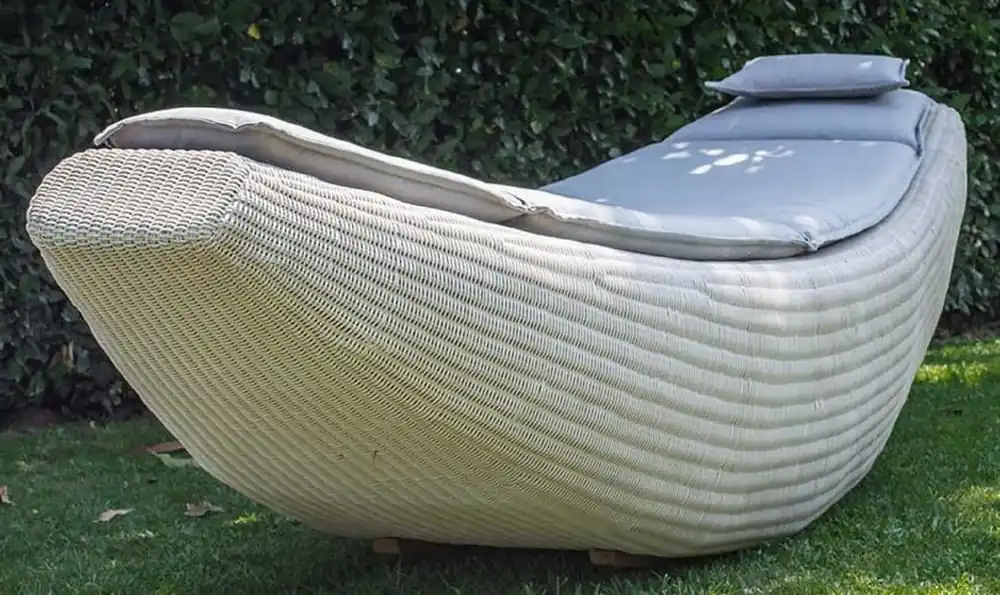Casa Padrino chaise longue à bascule de luxe blanc / lilas 230 x 75 x H. 70 cm - Chaise longue de jardin tissée à la main résistant aux intempéries - Chaise longue de piscine moderne Top-Preis