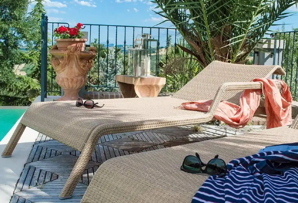 Casa Padrino chaise longue de jardin de luxe naturelle 224 x 75 x H. 51 cm - Chaise longue de jardin tissée à la main résistant aux intempéries - Chaise longue moderne Beliebt