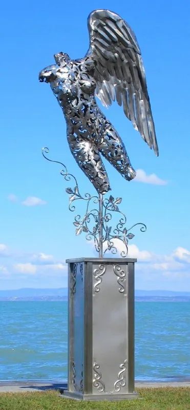 Casa Padrino sculpture de décoration de jardin de luxe ange sur colonne argent 53 x 98 x H. 300 cm - Grande figurine de décoration en acier inoxydable - Décoration Figurine de Jardin d'Hôtel Sale