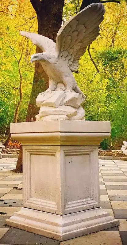 Casa Padrino sculpture aigle décoration de jardin avec piédestal baroque blanc 110 x 70 x H. 233 cm - Figurine de décoration de jardin - Accessoires Décoration Jardin et Terrasse Jetzt Bestellen