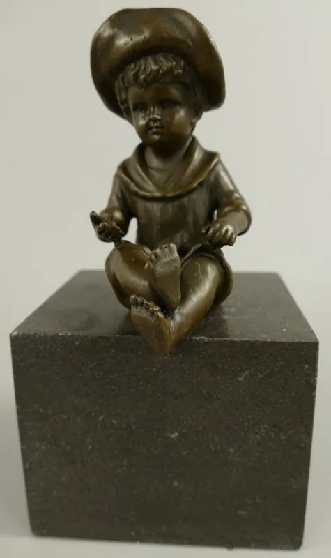 Casa Padrino sculpture en bronze Art Nouveau garçon avec chapeau bronze / noir 9 x H. 16 cm - Figurine en Bronze - Figurine Décorative - Accessoires Décoratifs Preiswert