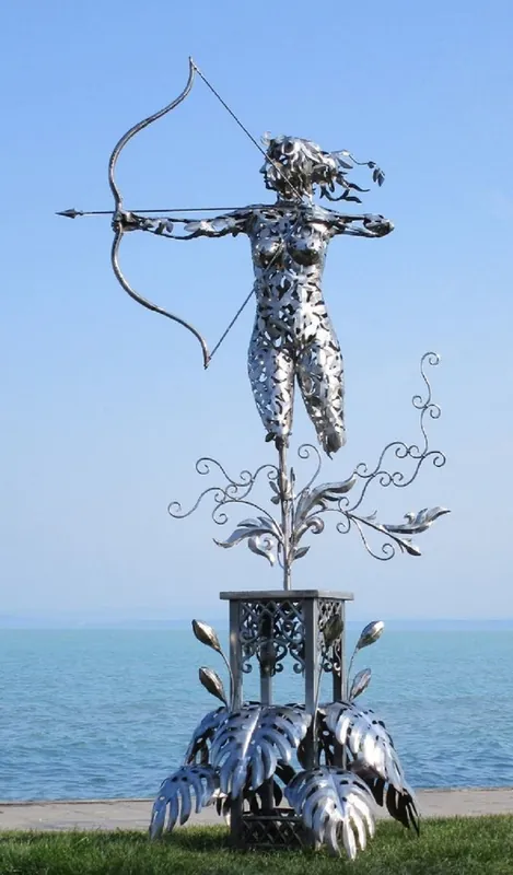 Casa Padrino sculpture de jardin de luxe en acier inoxydable femme avec arche argent 160 x 100 x H. 328 cm - Décoration de jardin à la main résistant aux intempéries - Collection de Luxe Saisonangebot