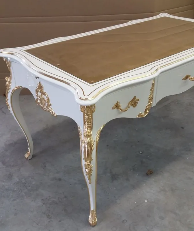 Abverkauf Casa Padrino bureau baroque de luxe blanc / or - Magnifique table de bureau en bois massif fait main avec plateau en verre - Mobilier de bureau baroque - Qualité de Luxe - Fabriqué en Italie