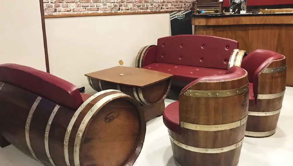 Abverkauf Casa Padrino Ensemble de Mobilier de Tonneau de Luxe Bordeaux Rouge / Marron / Argent - 2 Canapés & 2 Fauteuils & 1 Table Basse - Jardin Terrasse Gastronomie Mobilier de Tonneau à Vin