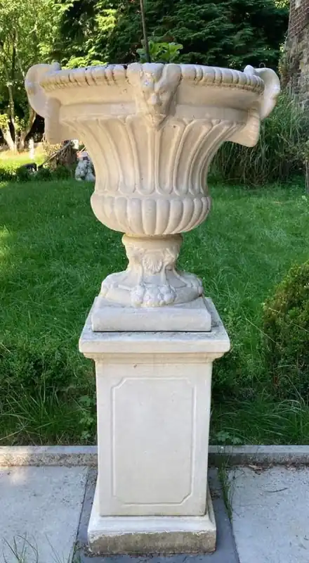 Nur Für Kurze Zeit Casa Padrino pot de fleurs baroque avec colonne blanc Ø 73 x H. 141 cm - Magnifique cache-pot avec colonne de jardin de style baroque - Accessoires de décoration de jardin baroque