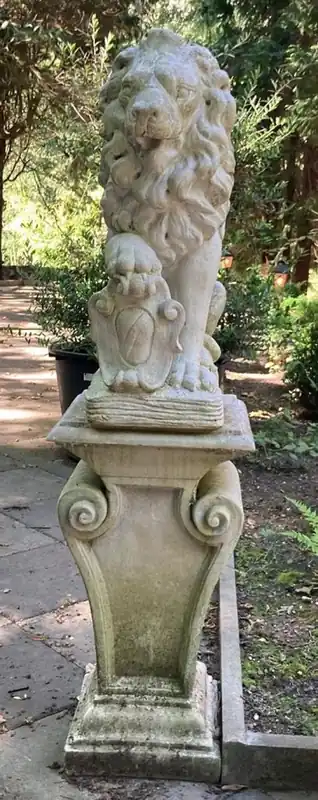 Casa Padrino sculpture de décoration de jardin baroque lion avec pilier blanc 42 x 45 x H. 152 cm - Magnifique figure en pierre avec pilier - Accessoires décoration jardin & terrasse baroque Schneller Versand