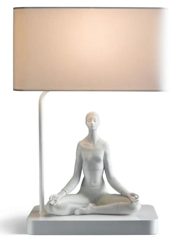 Direkt Vom Hersteller Casa Padrino lampada da tavolo di lusso grigio / bianco 38 x 20 x H. 54 cm - Lampada da Tavolo di Design con Statuetta in Porcellana Yoga Decorativa