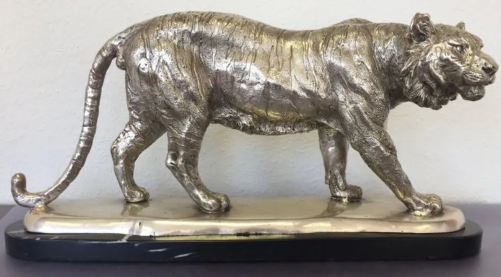 Neue Ware Casa Padrino figura di bronzo tigre su base di marmo argento / nero 48 x 14 x H. 25 cm - Figura Decorativa di Lusso