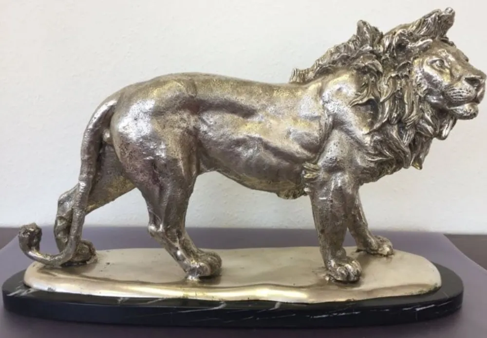 Preisreduziert Casa Padrino figura di leone in bronzo su base di marmo argento / nero 49 x 16 x H. 31 cm - Figura Decorativa di Lusso