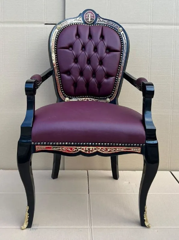 Top-Seller Casa Padrino sedia da pranzo barocco boulle con braccioli viola / nero / rosso / oro - Magnifica sedia da scrivania con pelle artificiale - Mobili per sala da pranzo barocco - Mobili Barocchi