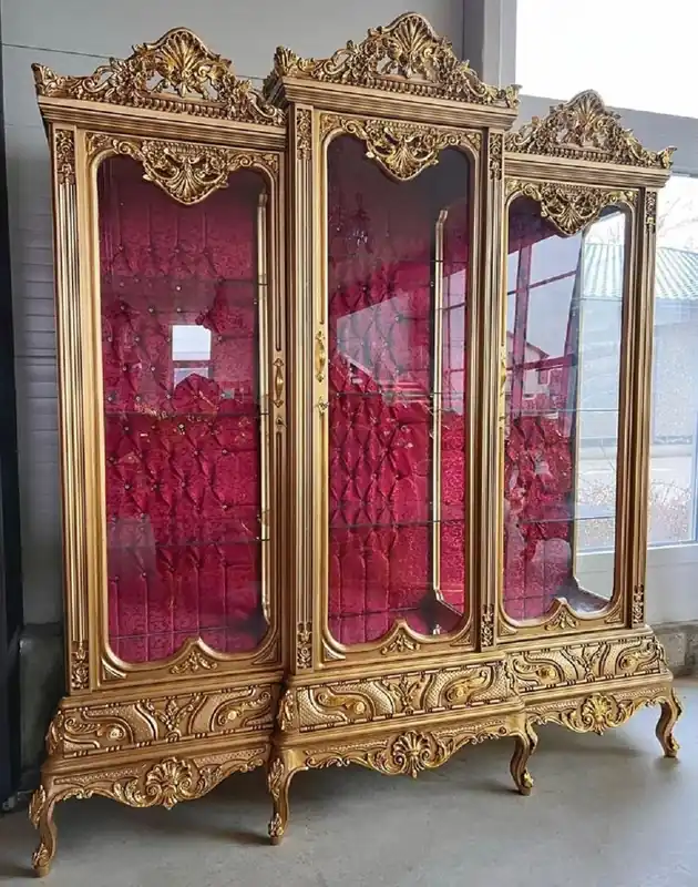 Casa Padrino vetrina barocco oro / bordeaux rosso - Vetrina fatta a mano in legno massello con 3 ante in vetro e strass - Mobili barocchi - Nobile e magnifico Top-Angebot