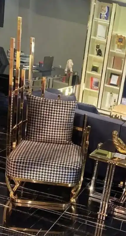 Billig Casa Padrino poltrona di design di lusso lato sinistro con cuscini nero / bianco / oro 91,5 x 75 x A. 136,5 cm - Mobili da soggiorno - Mobili hotel - Mobili di lusso