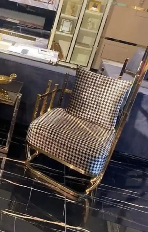 Casa Padrino poltrona di design di lusso lato destro con cuscini nero / bianco / oro 91,5 x 75 x A. 136,5 cm - Mobili da soggiorno - Mobili hotel - Mobili di lusso Markenware