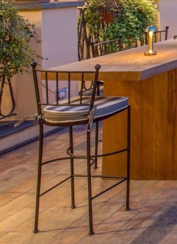 Direktkauf Casa Padrino sedia da bar Art Nouveau di lusso in ferro battuto con cuscino seduta nero / grigio / bianco A. 97 cm
