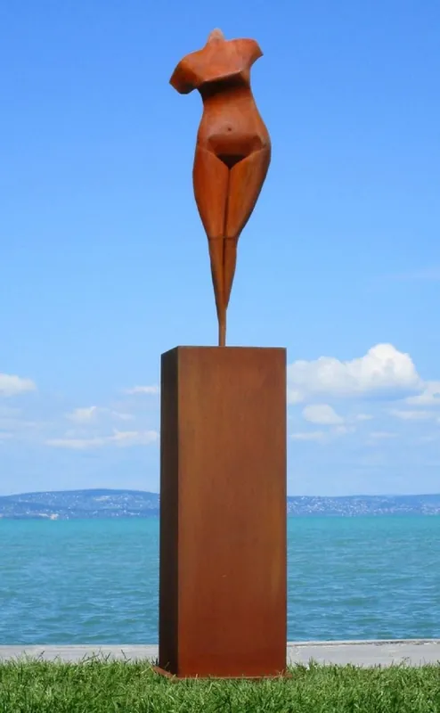 Casa Padrino scultura decorativa da giardino XXL in metallo donna su colonna ruggine A. 205 cm Knallerangebot