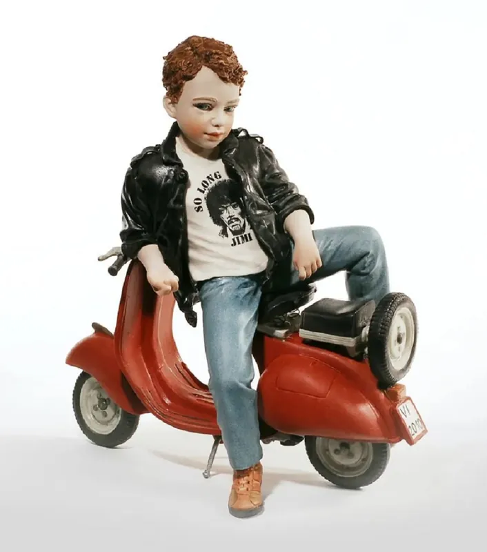 Abverkauf Casa Padrino scultura decorativa in porcellana ragazzo con scooter A. 29 cm - Fatto in Italia